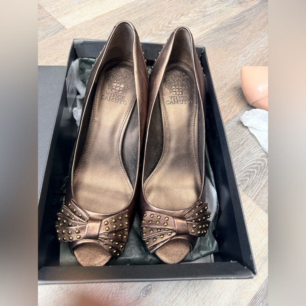 Vince Camuto Peep Toe Solid Brown Size 9B EUR 39 Bow Accent Leather Pump Heels